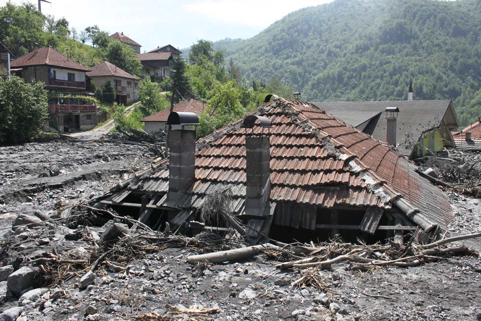 A Bosznia folyó áradásának levonulása után ott maradó sár és hordalék komoly problémát jelent az elárasztott településeken Bosznia-Hercegovinában. A sajtóbeszámolók és a légi felvételek bizonysága szerint az ország közel egyharmada víz alá került. Több lakóépület valószínűleg örökre lakhatatlanná vált