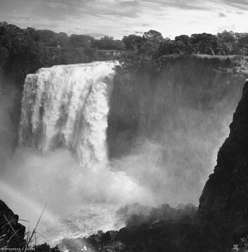 A Victoria vízesés Zambia és Zimbabwe határán. 1708 méter széles vízzuhataga  a brit királynőről kapta a nevét David Livingstone felfedezőtől.