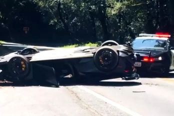 Rendőrautóval tolták le az útról a tetőre rakott Lamborghinit