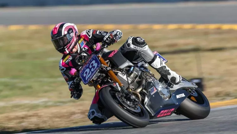 Az Isle of Man TT-re tart Keanu Reeves versenycsapata