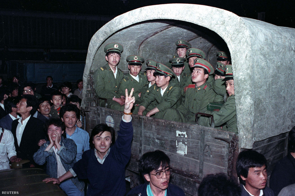 Miután a párt úgy döntött, fegyverrel oszlatják fel a tömeget, a mozgósítás már június 3-a előtt kezdődött. Június 3-án késő délután 10-15 ezer katona közelítette meg Pekinget. Június 4-re virradóra fordultak a harckocsik a Tienanmen térre.