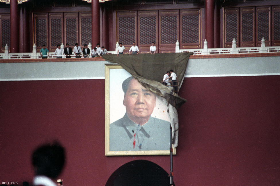 Teng máshogy látta a helyzetet: mivel kiderült, hogy a rendőrség nem tartja kezében a helyzetet, a hadsereget kell mozgósította. Li Peng miniszterelnök és helyettese, Jao Ji-lin biztosították a támogatásukról. Május 23-án tüntetők a Tienanmen téri Mao-portrét is megpróbálták letépni.