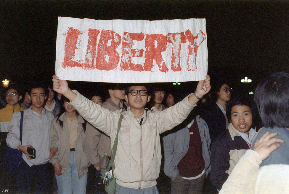 Miután Hu Jao-pang 1989. április 15-én meghalt, a Tienanmen téren több százezer egyetemista gyűlt össze, hogy meggyászolja. A gyászból tüntetés, a megemlékezésből reformkövetelések lettek, a követelésekről április 22-én petíciót adtak át a Nép Nagy Csarnokában, de a KKP az egyetemek bezárásával, és az oktatás bojkottjával válaszolt. 