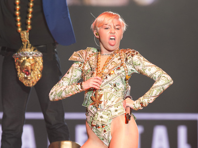 Lenyúlták Miley Cyrus luxusautóját és ékszereit is