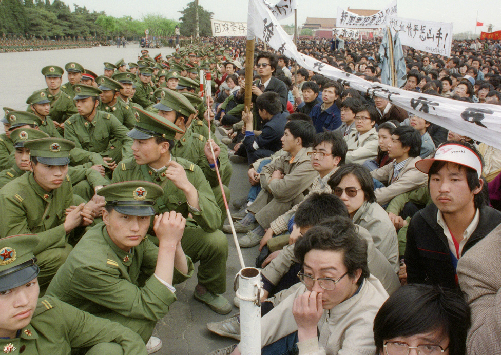 A történet jóval korábban kezdődött: a Kínai Kommunista Párt (KKP) egykori liberális szellemű főtitkárát, Hu Jao-pangot 1987 januárjában azért kényszerítették lemondásra, mert „szabad teret engedett a burzsoá liberalizmusnak”, azaz nem utasította el élből a Párt hatalmát megkérdőjelező diákok követeléseit.