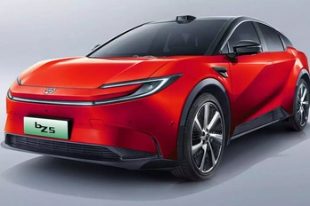A Toyota is csinált egy Model Y-t, csak fele annyiba kerül