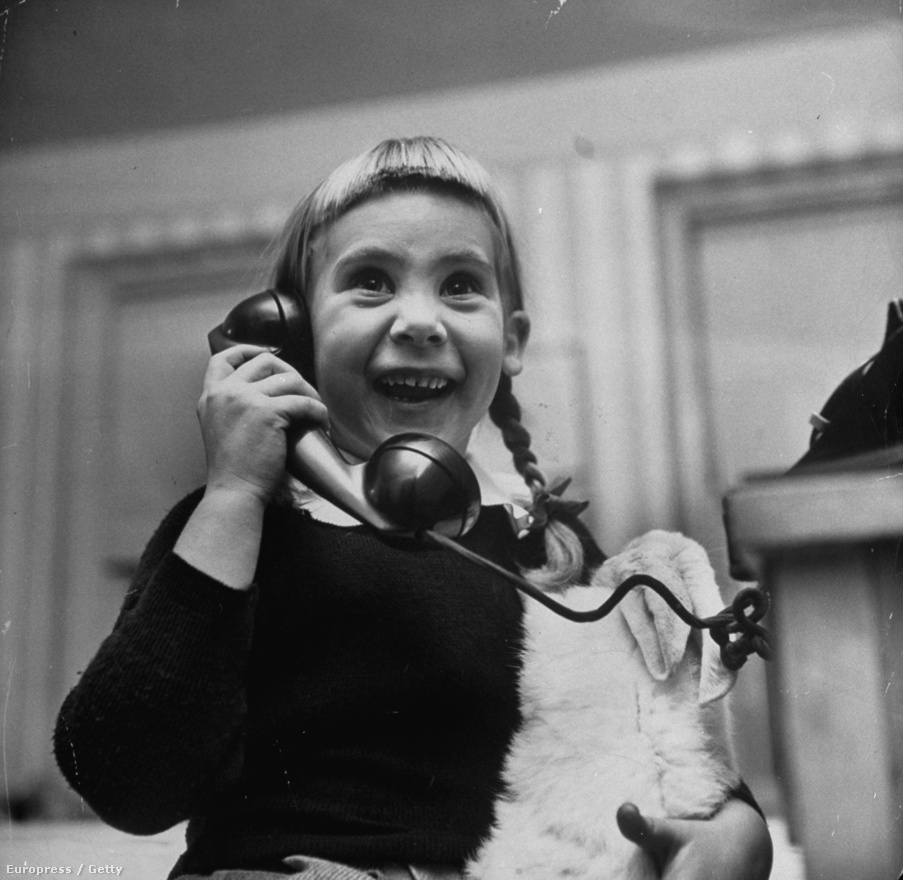 Egy kislány a télapóval telefonál.