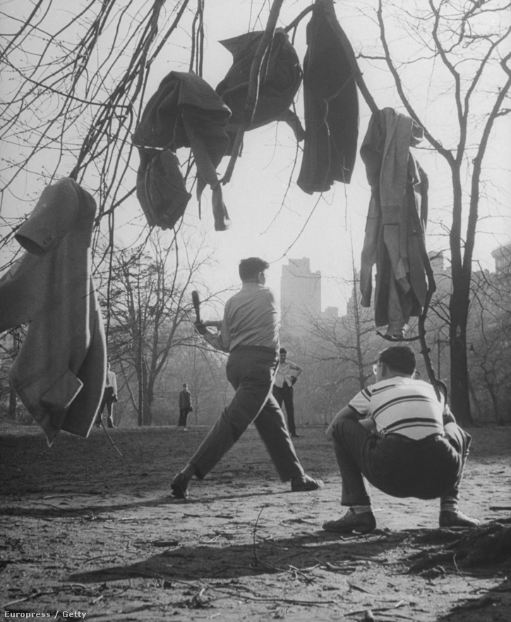 Fiatal fiúk baseballoznak a New York-i Central Parkban.