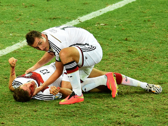 Müller félájultan, vérző fejjel fejezte be
