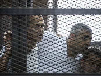 Koncepciós perben ítéltek el három újságírót Egyiptomban