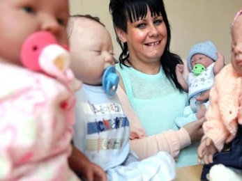 Megbánta a sterilizálását: Fröccsöntött csecsemőkkel vigasztalódik