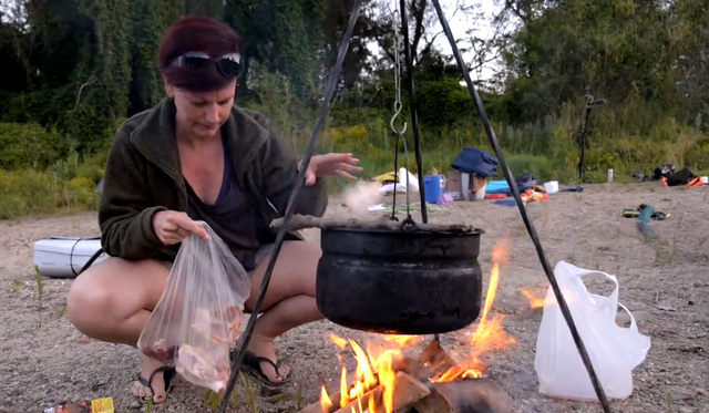 Tisza-túra: vadkempingezés csirkepörkölttel