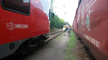 Szembement két vonat Dunakeszinél, pár méterre álltak meg