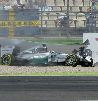 Hamilton bukásával Rosbergé az esély