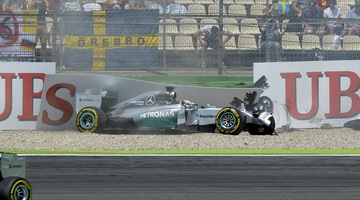 Hamilton bukásával Rosbergé az esély