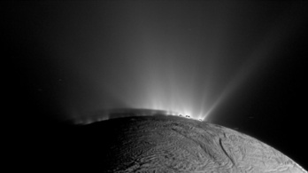 101 gejzír tör föl az Enceladus mélyéről