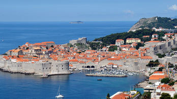 Dubrovniknak elege lett a meztelen turistákból