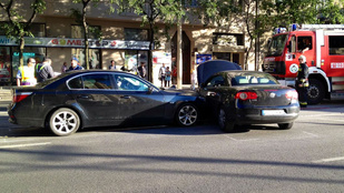 Ámokfutás a Margit körúton: azonosították a BMW tulajdonosát, de nem találják