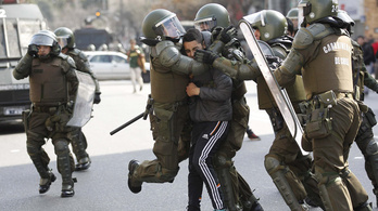 Vízágyúkkal oszlatták a tüntető diákokat Chilében