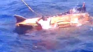 Megrázó videó: Így vadászták le a hajótörötteket a halászok az óceánon