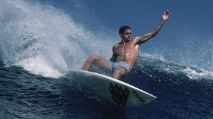 50 évesen is modellkedhetne a szörflegenda