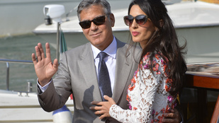 Végtelen lábakat villantott Clooney új neje