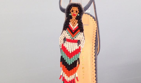 Rasszizmussal vádolják a Pocahontas cipő tervezőjét