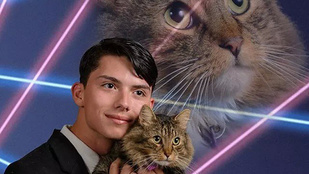 Íme a világ legfuturisztikusabb tablóképe: a lézeres, macskás fiú