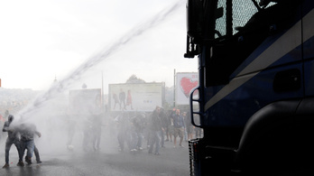 Vízágyúval oszlatták Nápolyban az unió ellen tüntetőket