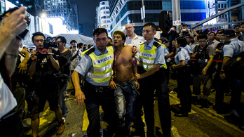 Erőszakba torkolltak a tüntetések Hongkongban