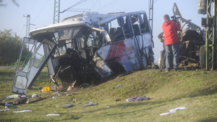 Kettészakadt a busz, miután ütközött a vonattal - a sofőr meghalt