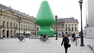 Óriási buttplug áll Párizsban, a Vendome téren