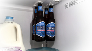 Miért is nem lógatjuk a söröket a hűtő plafonjáról?
