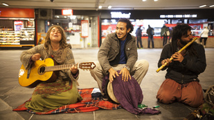 A hajléktalanok is adakoznak a hippi zenészeknek