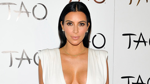 Kim Kardashian kivetett mellekkel ünnepelt