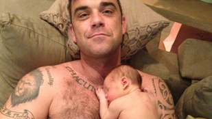 Megszületett Robbie Williams kisfia