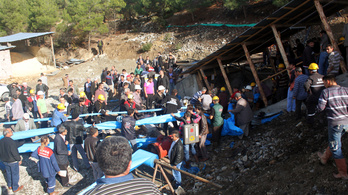 18 ember rekedt egy beomlott török bányában