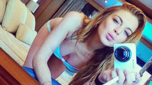 Lindsay Lohannek jól áll a topless szelfi