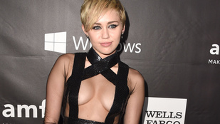 Csak fekete szalagok takarták Miley Cyrus mellét