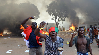 Fülkén kívül forronganak Burkina Fasóban