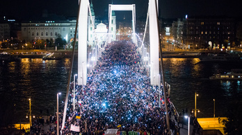 Orbánt aggasztják a tüntetések, új offenzívára készül