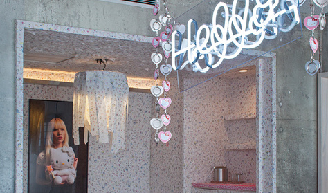 Lakna ön Hello Kitty-vécépapírral tapétázott Hello Kitty-lakosztályban?