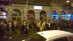 Brutális tömeg bulizott péntek éjszaka a belvárosban