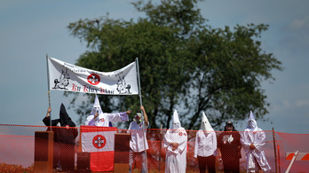 Feketéket, melegeket vár az új Ku Klux Klan