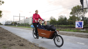 Építik a napelemes bicikliutat Hollandiában