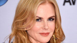 Nicole Kidman csipkében villantott mellbimbót