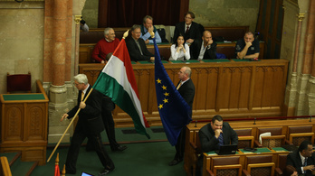 Fotózni is tilos az EU-s zászlót a parlamentben