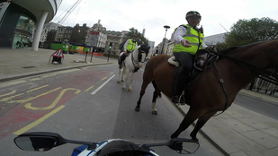 A lovas rendőr fegyelmez