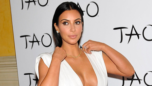 Megfájdult Kim Kardashian háta a villantós fotózástól