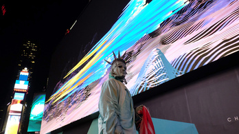 Focipálya méretű led-kijelző ragyogja be a Times Square-t